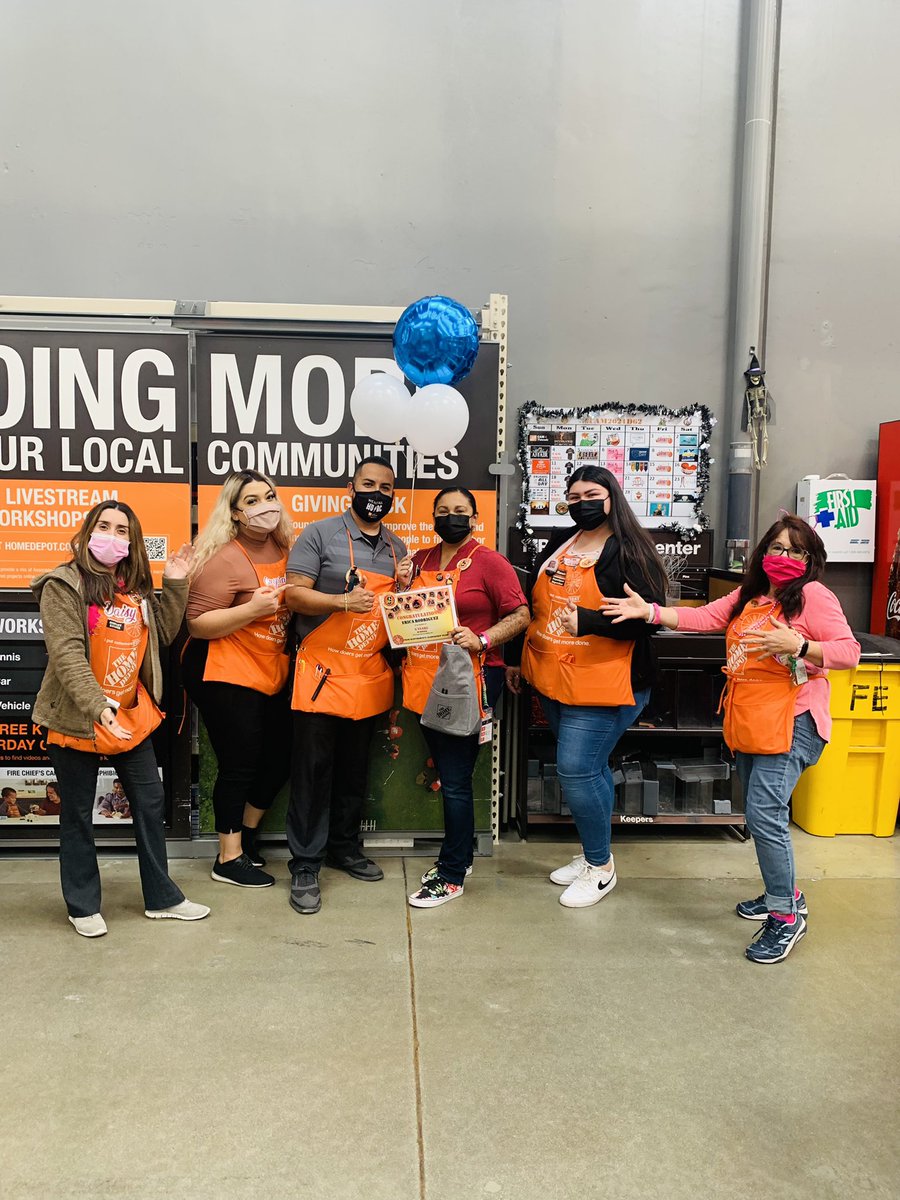 Crystal_Thd_'s tweet photo. Happy 6 year anniversary to our amazing head cashier Erica!🎉 thank you for everything that you do daily, we appreciate you! ✨ https://t.co/Zz4j0TPrpX