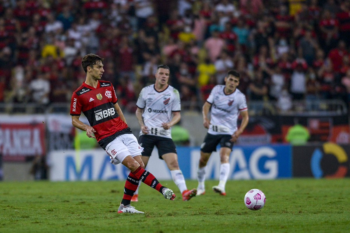 Flamengo's tweet photo. Fim de jogo no Maracanã. O Flamengo perde para o Athletico-PR por 3 a 0 e se despede da Copa do Brasil na semifinal. #CRF 

📸 Marcelo Cortes / CRF https://t.co/IdBow78Znc
