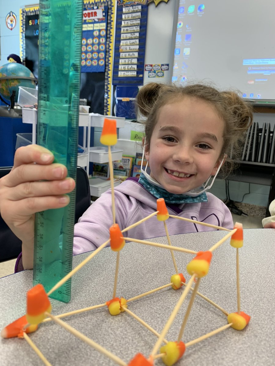 jlwilliams2015's tweet image. Building towers with candy corn. @Centralnews1917 #Engineering #STEMlearningfun