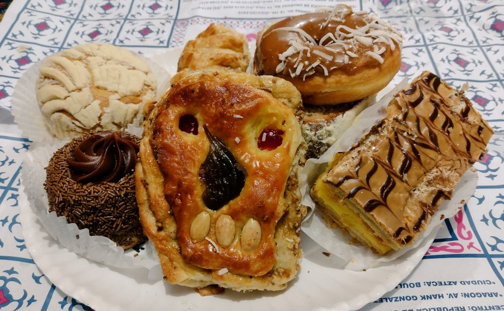 Hoy disfrutaremos un pancito de la <a href="/PasteleriaIdeal/">Pasteleria Ideal</a>! 💀☕ Buenas y deliciosas noches. 🌜