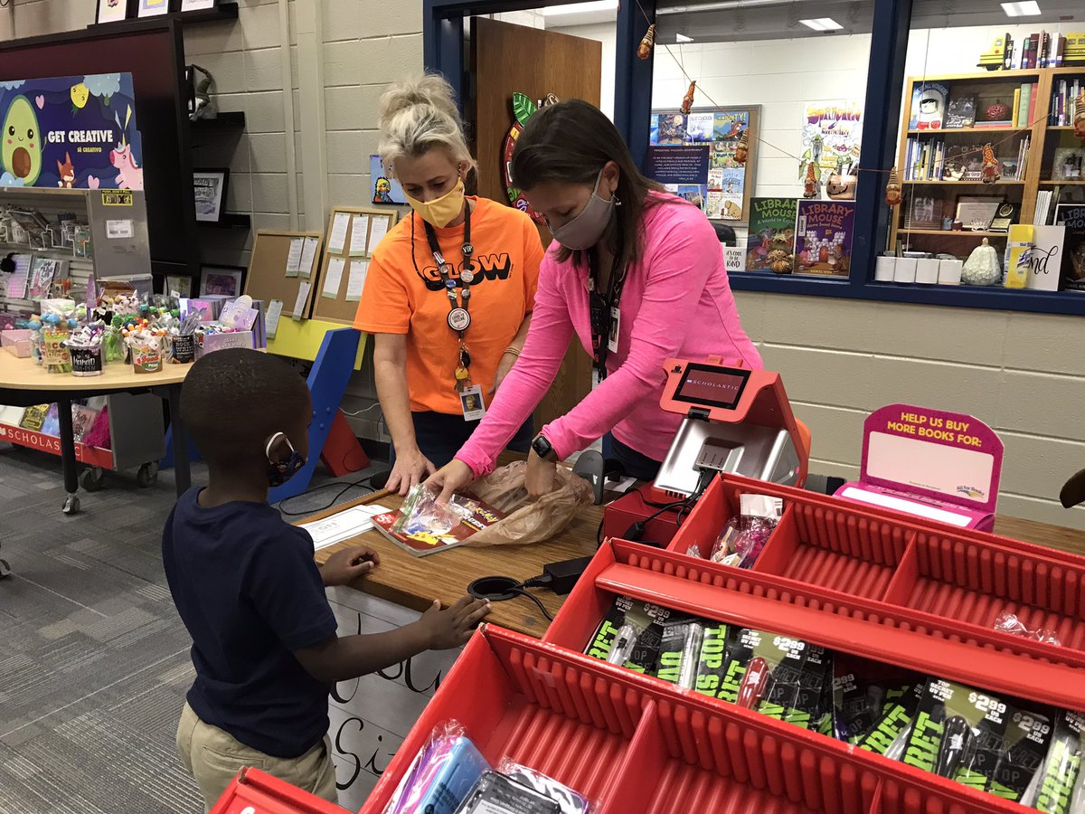 SpringdaleMacon's tweet photo. We are TOO BRIGHT for drugs at Springdale’s Book Fair! #RedRibbonWeek2021 #SpringdaleStrong #SpringdaLEADS #BibbVIP https://t.co/NFUeAMi8De