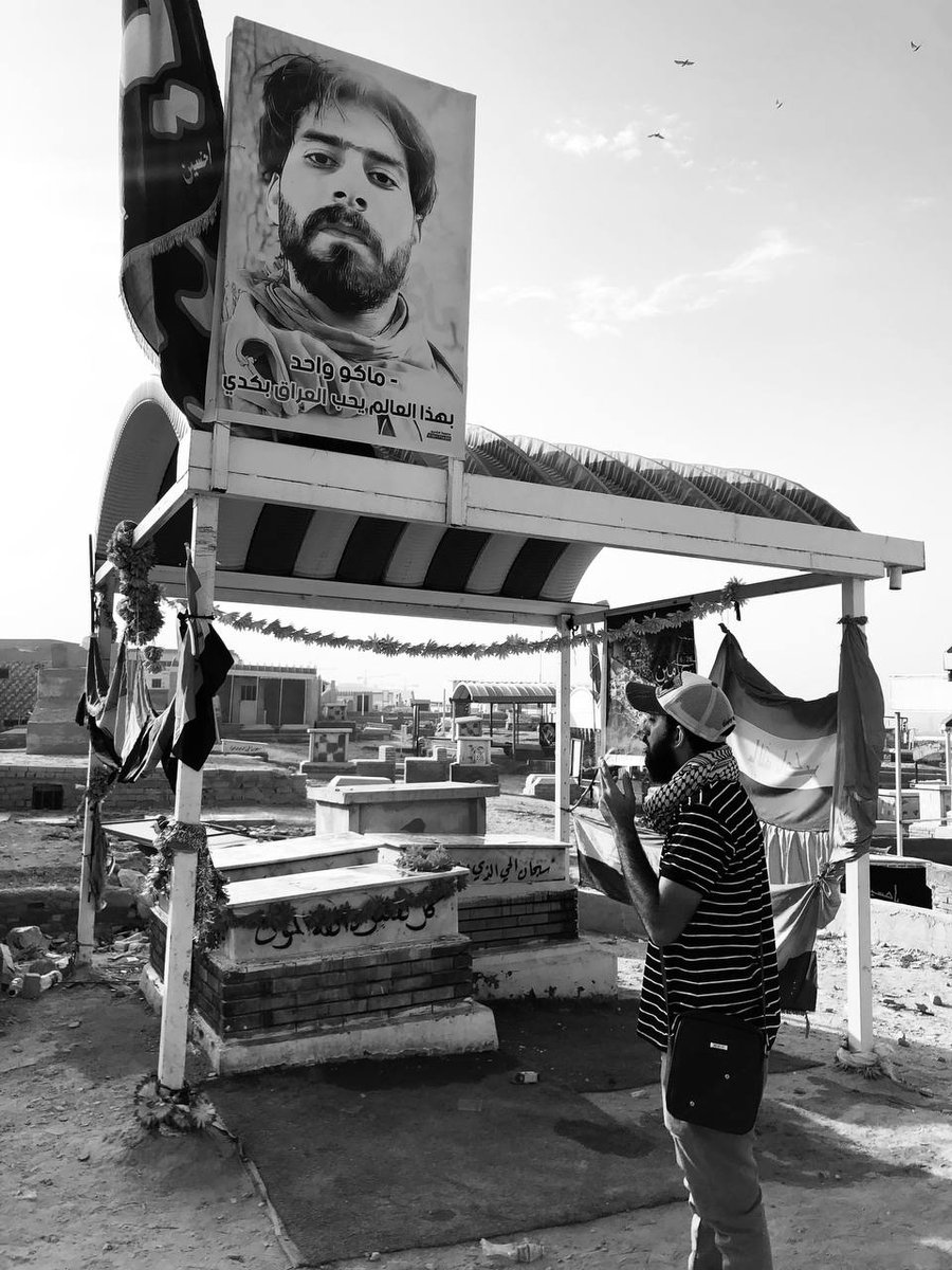 يا فوانيّس الرِضت تِشتعل منّك؟ 
بكُل حياطيّن المَدينه إنحفر إسمَك
تِنّسي؟ لا.. 
إنتَ صرت بكُل هِتافات الشوارِع
والجوامع ،
والحمام يغنيّ ميلادَك قصيّده
وتكبر عيُون الغيُوم
وتمطُر مِن تشُوف حِزنك .
١٠/٢٨