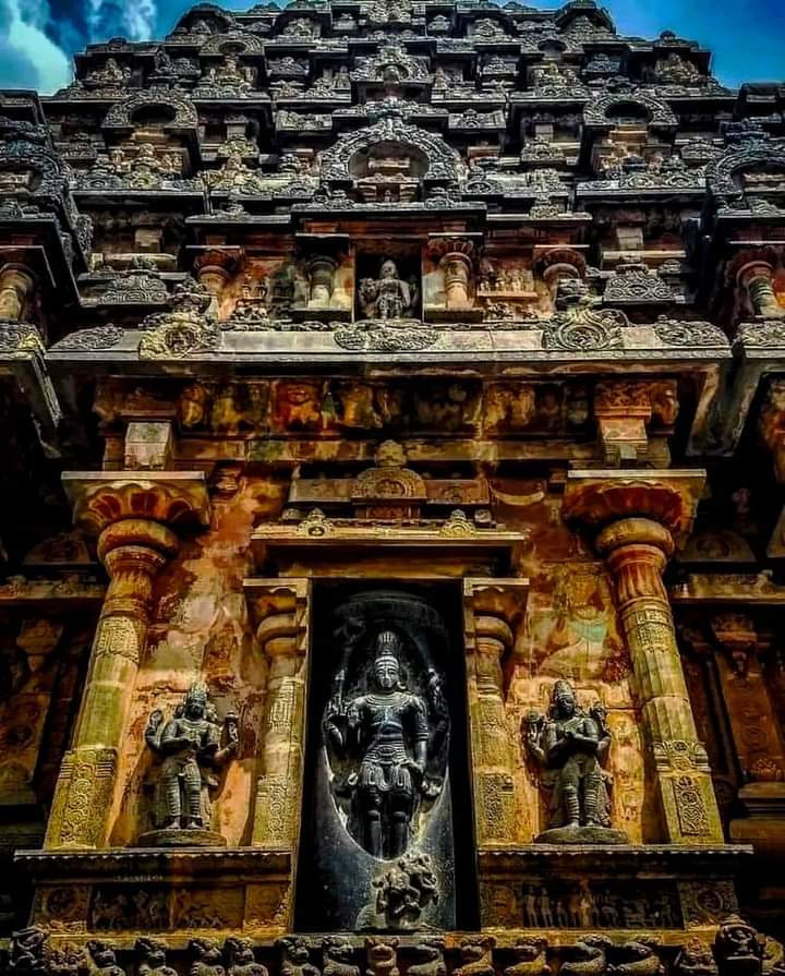 Ancient Hindu temples are definitely treasures, filled with amazing miracles and fascinating history and facts that take you back to ancient times.