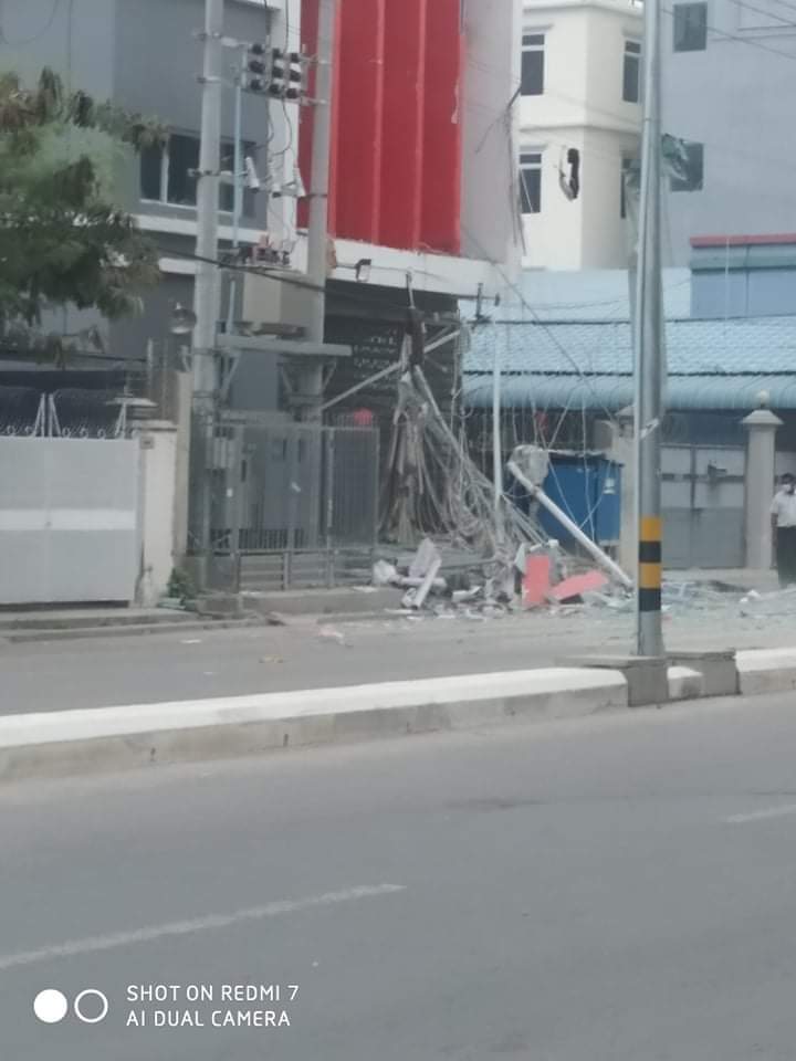 miN13700's tweet photo. Eyewitnesses said military forces in 2 house vehicles fired shots &amp; bombed NLD Regional Office on 62nd Street, Mandalay at around 12 midnight on October 27. These 2 cars then entered Ye Mon Taung ward administration office on 35×39 Streets.
#Oct28Coup
#WhatsHappeningInMyanmar https://t.co/2zAHyodO4e