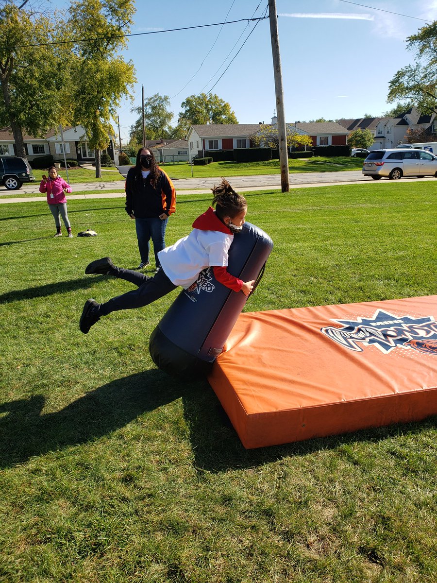 MKoncos's tweet photo. Here are some more photos from today @ChicagoBears Mini Monsters clinic at @ardmoreschool4 https://t.co/2gZ3O9QLAi