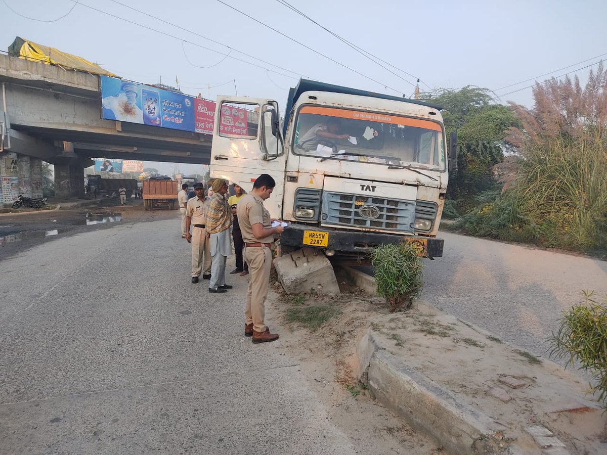 navkiran_natt's tweet photo. #TikriBorder
Today morning around 6:15 AM a truck crushed women protestors waiting for auto to reach d railway station. 3 dead and 3 still critically injured. 

@PKUPunjab @OfficialBKU @TikriUpdates @rkadelhi
@nehadixit123 @SagrikaKissu @AltNewsHindi @newsclickin @thewire_in https://t.co/oCkvZfyOLt