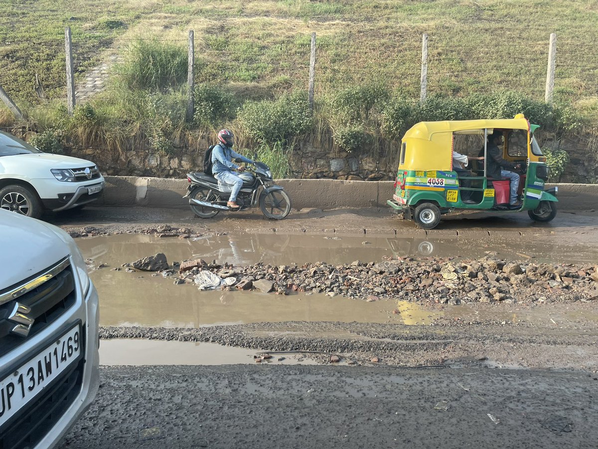 tweetwithnikhil's tweet photo. State of roads in Delhi near Ghazipur Dump… even the Mars Rover will not work @ArvindKejriwal @aap_EastDelhi @EastDelhiMCD https://t.co/Hrveqgylhd