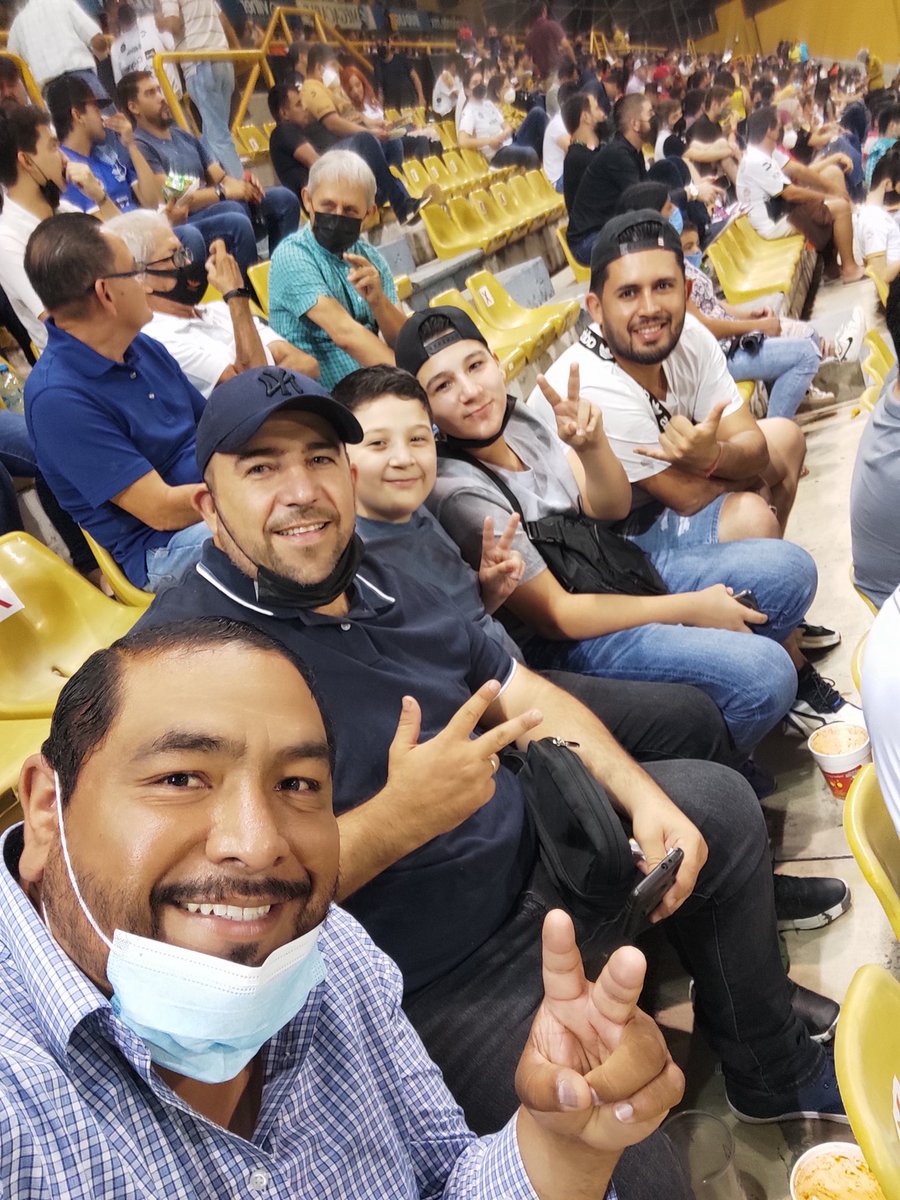 blazer_125's tweet photo. Noche de pecera desde la frontera fuerte de México #piedrasnegras coahuila...@Dorados https://t.co/UpCOwuKiVg