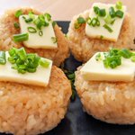 ぱくぱく食べられちゃいそう!味噌とバターの組み合わせが美味しそうな、「焼きおにぎり」レシピ!