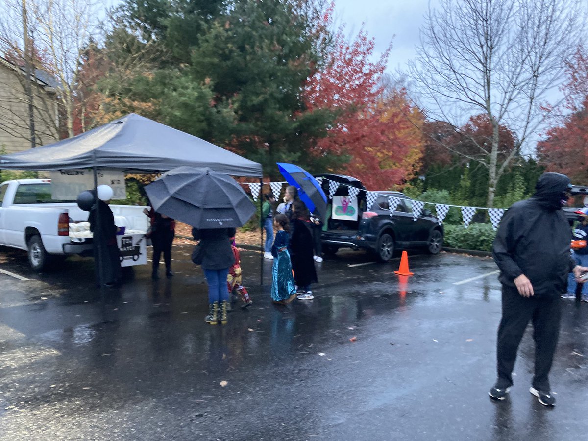 Shs5Ms's tweet image. So impressed by the Skyview slowpitch players who volunteered to dress up and hand out candy tonight at the Trunk or Treat!  #standupstandtogether. #rollstorm