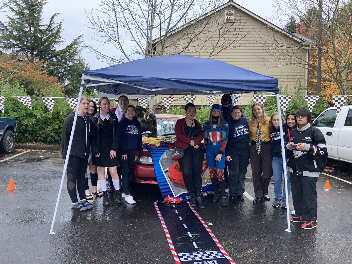 Shs5Ms's tweet image. So impressed by the Skyview slowpitch players who volunteered to dress up and hand out candy tonight at the Trunk or Treat!  #standupstandtogether. #rollstorm