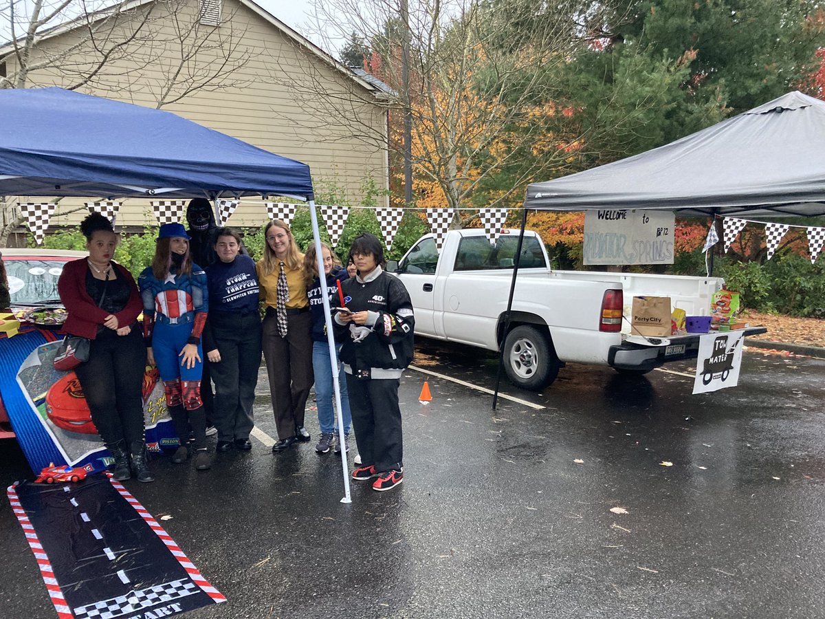 Shs5Ms's tweet image. So impressed by the Skyview slowpitch players who volunteered to dress up and hand out candy tonight at the Trunk or Treat!  #standupstandtogether. #rollstorm