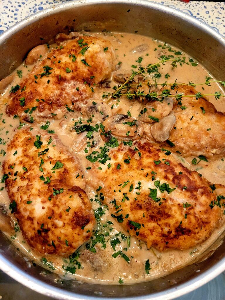 foodietechlab's tweet photo. [Homemade] Creamy Chicken marsala #viral #trending #foodie #foodblogger #foodphotography #ff #tbt #ico https://t.co/F6QVe1VX0E