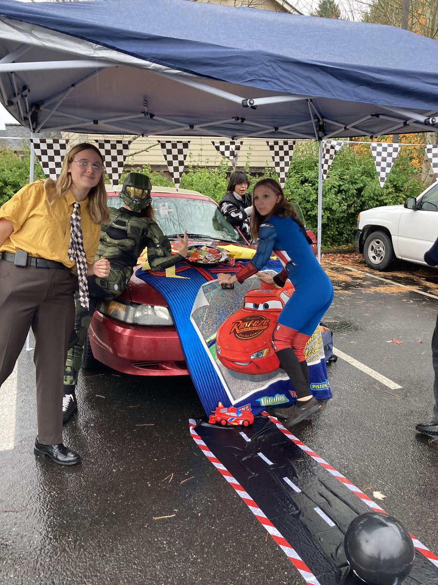 Shs5Ms's tweet image. So impressed by the Skyview slowpitch players who volunteered to dress up and hand out candy tonight at the Trunk or Treat!  #standupstandtogether. #rollstorm
