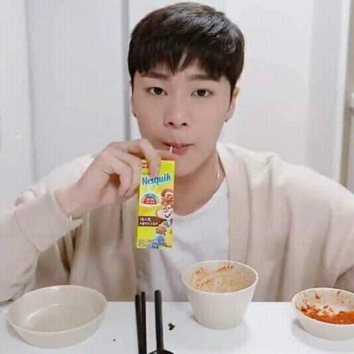 JuanSeb45287665's tweet photo. @Nesquik Nesquik, amix que estas esperando, has embajador a #MOONBIN del grupo #ASTRO, estás perdiendo money, AVISPATEEE. https://t.co/wRQrLUOt3a