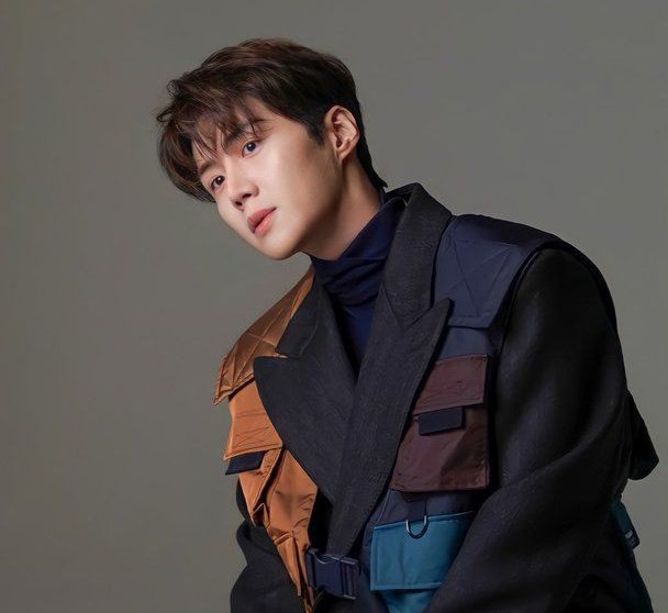 lightintreasure's tweet photo. 📸  Todos os prints dos posts de apoio feitos pelos colegas de elenco de HomeCha³e staffs de HomeCha³ feitos por esses dias que passaram e, também, das grandes marcas que desocultaram suas publicações com #KimSeonho no instagram; a thread. https://t.co/5rDCLd1PxV