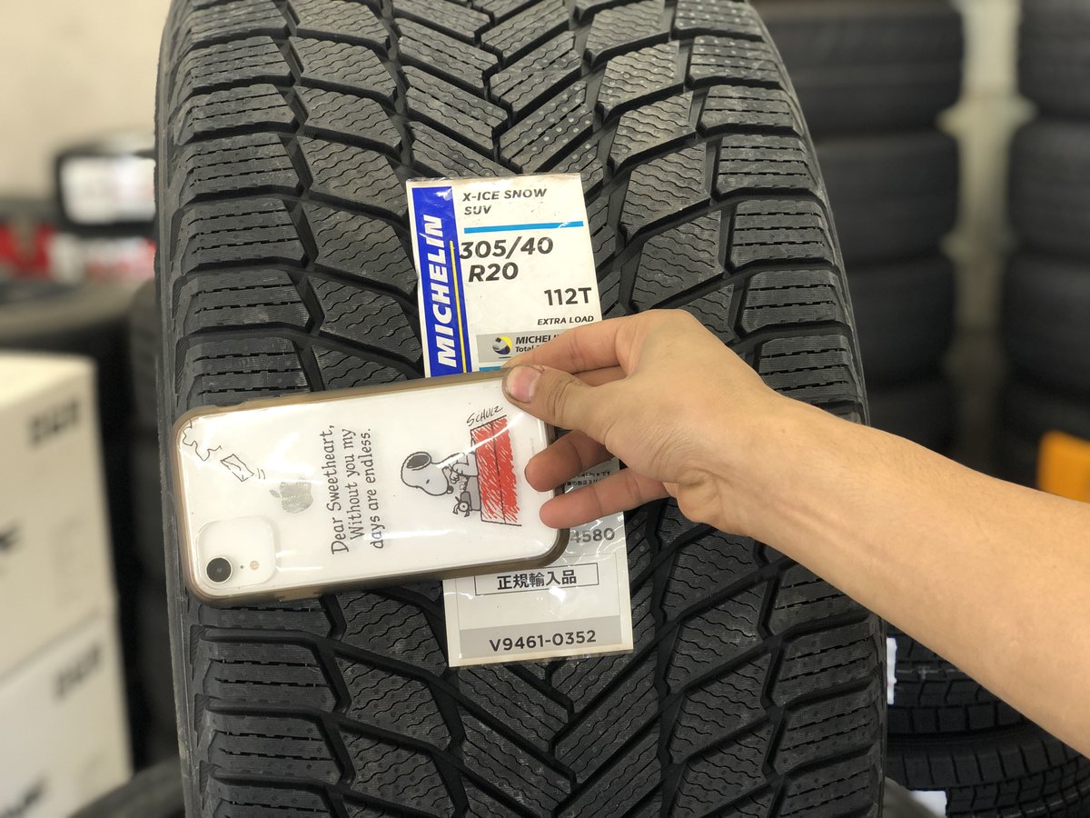 taiyaichiba1004's tweet photo. 太い #スタッドレスタイヤ 入荷いたしました☺️
305のスタッドレスタイヤ中々お目にかかれないサイズですね😅
山田クンのスマホ2コ分の太さでした☺️
#MICHELIN #ミシュランスタッドレスタイヤ
#XICE #SUV #タイヤ市場高崎倉賀野店 https://t.co/XFy04keptn