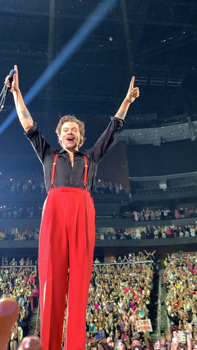 Smiley Harry. 
#LoveOnTourAtlanta #Night1 
10.27.21 

📸: devilishmouth