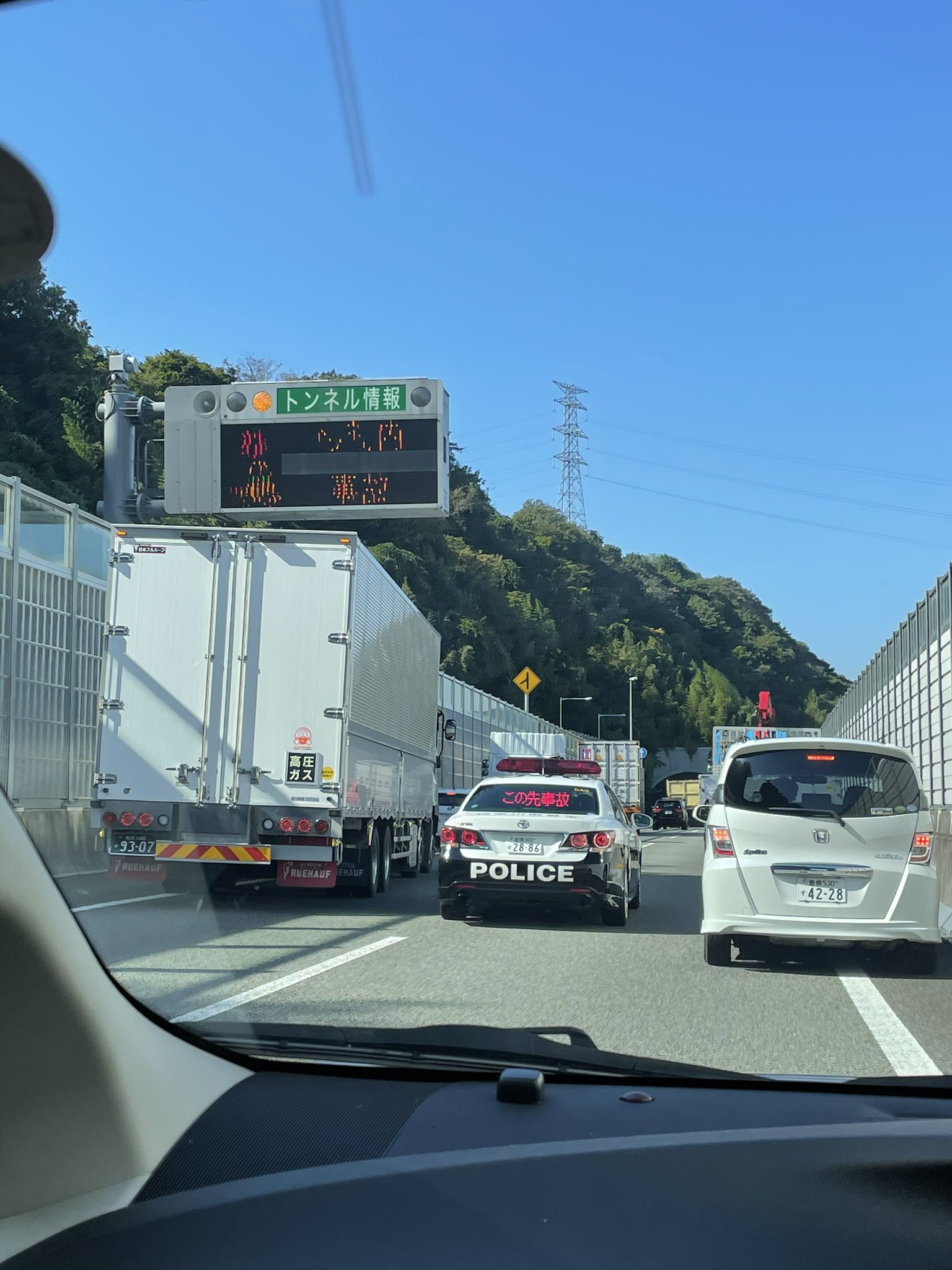 ゆーやんぐ 圏央道の渋滞鶴ヶ島の方のが響いてるのかと思ったらトンネル内事故でした 相模原ic前の T Co Xs1lybqkx3 Twitter