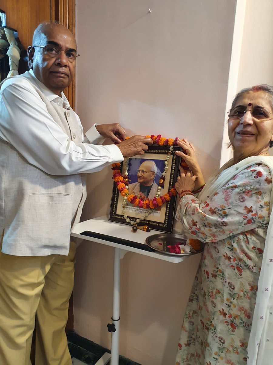 drusawasthi's tweet photo. आज दिन कि शुरूवात अपनी पत्नी  @awsathi_rekha जी के साथ सुप्रसिद्ध साहित्यकार पद्मभूषण ���्रीलाल शुक्ल जी की पुण्य तिथि पर उनको पुष्पांजलि देकर श्रद्धांजलि दी। उनका उपन्यास ‘राग दरबारी’ आज़ादी के बाद के भारतीय समाज का आईना है।आपकी यादगार हमारे जीवन में रचनात्मक सृजनता जीवित रखती है। https://t.co/9oaq71aMFz