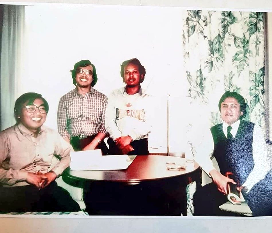 SerambiAzra's tweet photo. Alm Cak Nur, Dipo Alam, Azra n unknown person, acara Asia Society, Washington DC, Maret 1984. #SumpahPemuda https://t.co/1vlZCf6lty