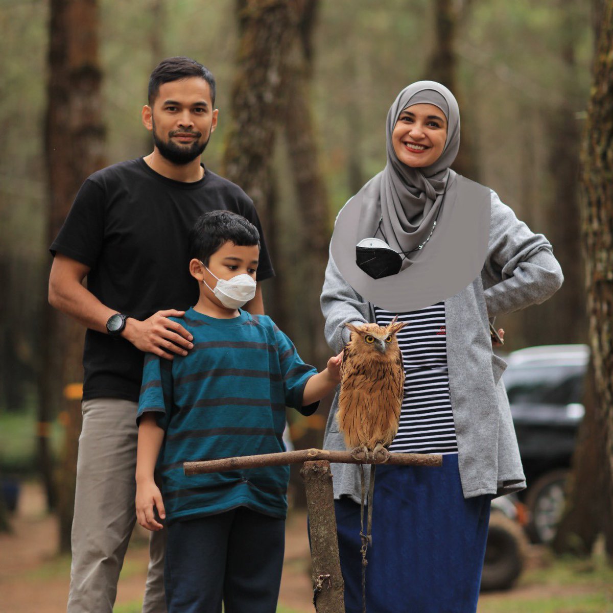 Maa Syaa Allah…

Saya: “Yank… yank… kenapa ya? Burungnya disebut burung han-two? Padahal kan dia sendiri. Harusnya kan han-one”

Istri: “Diem bi, senyum yang bener liat kamera, gigi aku kering” 

Adam: “Maafin abi aku ya” 😞

Burung han-two: “Hufft!”