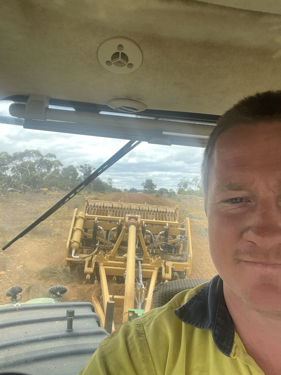 This is not what I should be doing right now but this machine is doing a killer job tidying up some roads through the breakaway country ready for the grader to tidy up #roadsgone  #h4 <a href="/Rocks_Gone/">Rocks Gone</a> <a href="/GaryGazHunter1/">Gary (Gaz) Hunter</a>