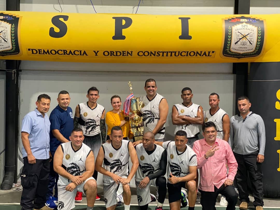 CindyMongeG's tweet photo. Felicidades a mi equipo, por alzarse con el tercer lugar en la liga interna del Servicio de Protección Institucional. Gracias chicos por haber compartido tan gratos momentos y pelear este merecido triunfo. ¡Son unos campeones!🏆🏀🥉 https://t.co/0HNZ9GoTpf