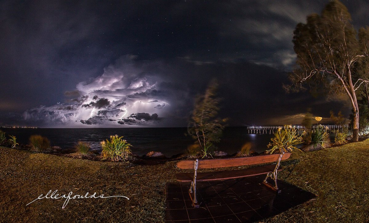 FouldsEllen's tweet photo. Beauty of #MotherNature #herveybay #Queensland #Australia #chasingstorm #moonrise #Lightning #ellenfoulds #fineartphotography
https://t.co/WDbCPv6LW7 https://t.co/HV6iP09y1P