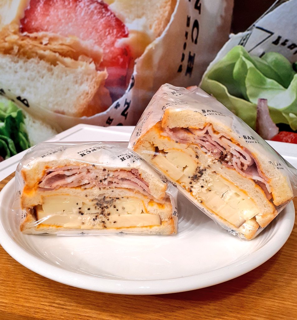 SanchTokyo's tweet photo. こんにちは！✨
本日は新作の『４種のチーズとベーコンのとろ～りホットサンド』のご紹介です🥓🧀
ベーコン×チーズのシンプルなサンドですが温めていただくと4種のチーズがとろけてチーズ好きにはたまらないとろとろサンドが完成します😆💕
あたたかくて体も心も満たされるサンドいかがでしょうか？😊 https://t.co/NijjVugSky