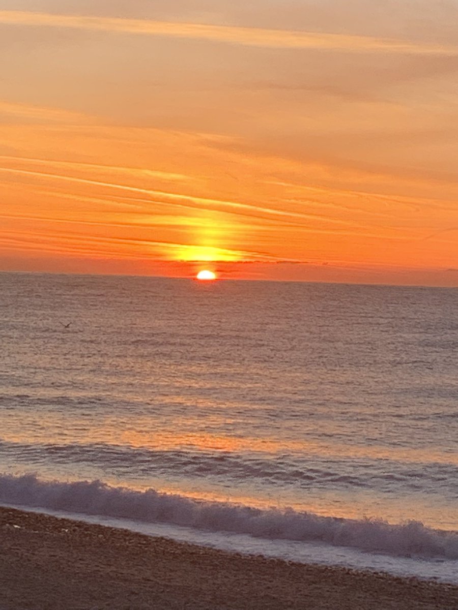 De bon matin pour mon #JeudiPhoto 🌅 

#CotedAzurFrance #cotedazur #sunrise #onatousbesoindusud #AlpesMaritimes #MagnifiqueFrance #nofilterneeded