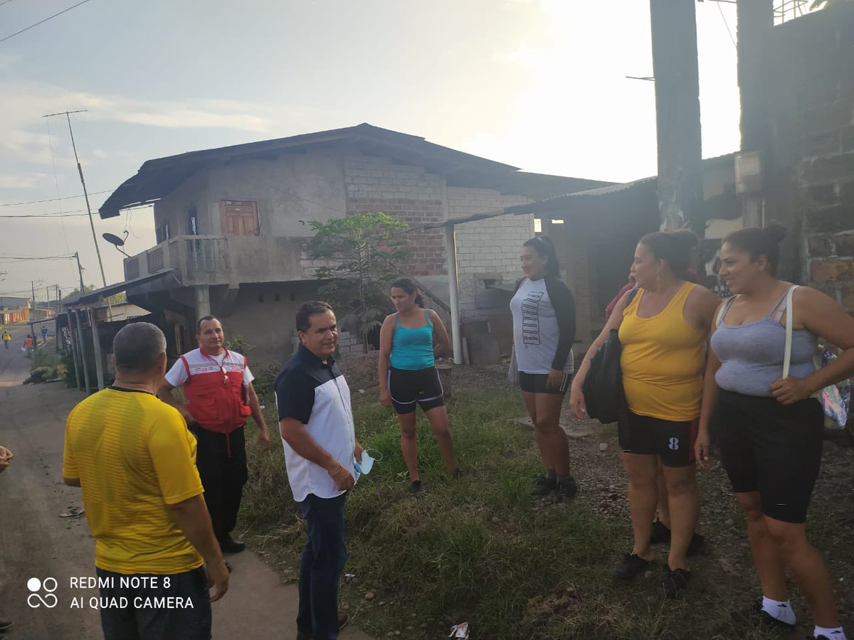 RodrigoMenaR's tweet photo. Bacheo en la calle Carlos Julio Arosemena en la Parroquia Paraiso La 14, próximos a inaugurar el parque central, nos propusimos arreglar esa importante arteria vial, mañana continuamos con más intervención en La 14. #Cumplimos https://t.co/gyFKKAgbex