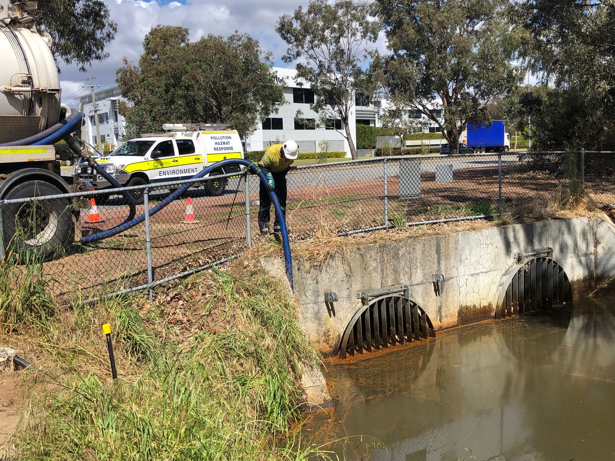 DWER_WA's tweet photo. We are asking for public help to identify the source of an #OilSpill in Herdsman Lake in the @citystirlingwa.
It is believed to be cooking oil – #wildlife is affected. More: https://t.co/UKLTKSkqI4
@watercorpwa #abcperth #wapolice #pollution #investigation #environment https://t.co/NtmxkmL42F