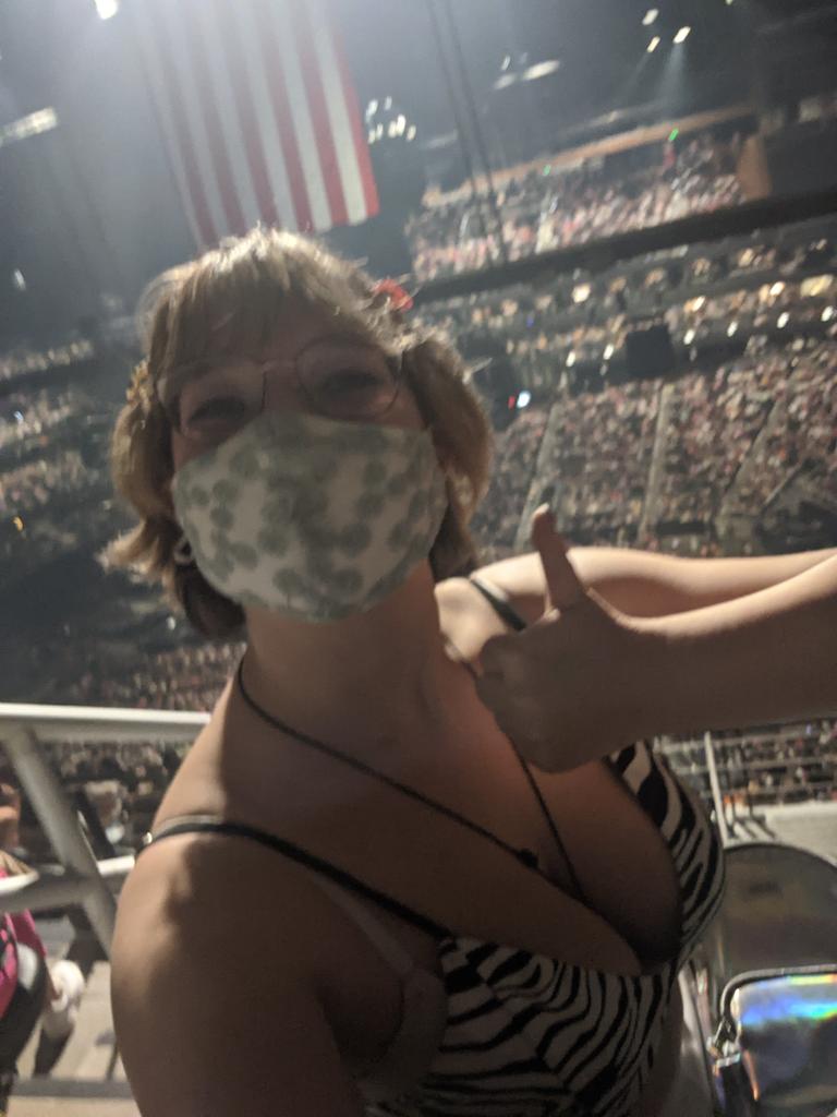 probableletdown's tweet photo. She's an hour late but she MADE IT https://t.co/ORKinphqcr