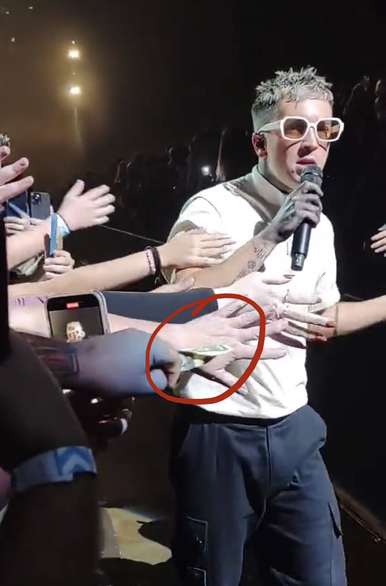 tylersadore's tweet photo. SOMEONE HANDING HIM ONE DOLLAR LMFAO https://t.co/0PYu6fybrX