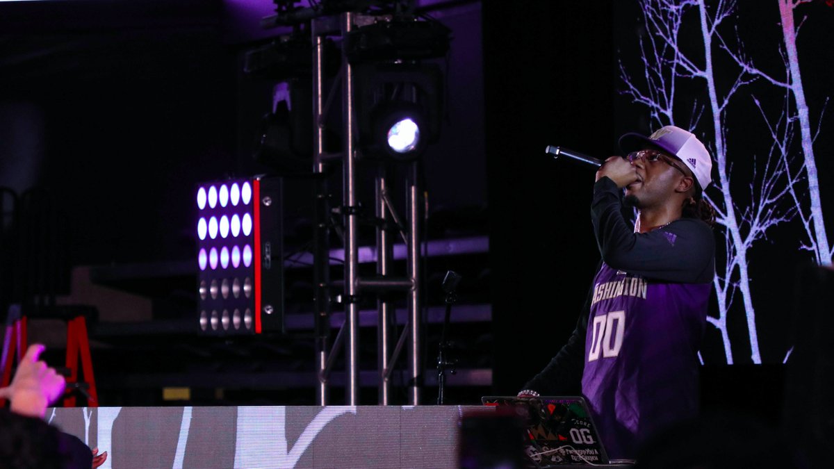 UWAthletics's tweet photo. absolute scenes

@MetroBoomin in the 🏠

#GoHuskies x #MontlakeMadness https://t.co/QsrJb0AJwq