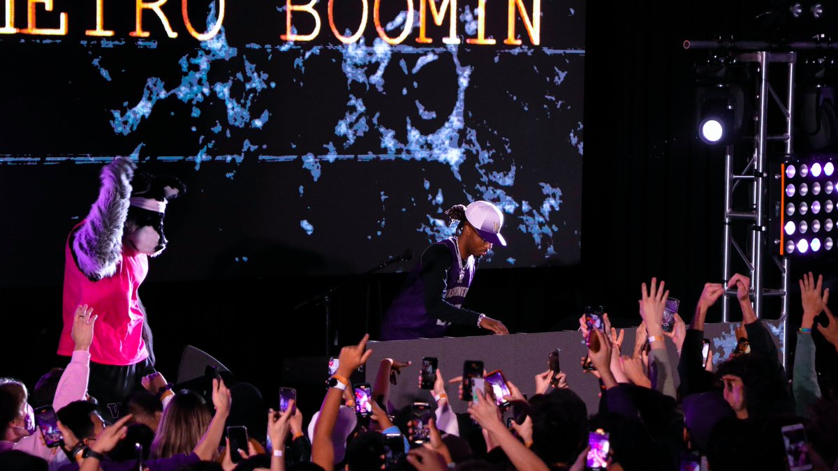 UWAthletics's tweet photo. absolute scenes

@MetroBoomin in the 🏠

#GoHuskies x #MontlakeMadness https://t.co/QsrJb0AJwq