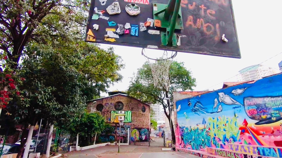 池袋会場にて、10月30日、31日にアーティストREPIPEによる仮説シネマで映画上映会します🎞
作品：「LOG:Brasil 2018-2019」
デザイン・文化人類学を指針に活動する阿部航太が、2018-2019に滞在したブラジルで都市の風景を集めた映像日記。
ぜひ夜の会場のアクティビティーとともにお楽しみ下さい🎥