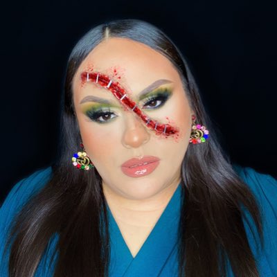 Lifeasyvette's tweet photo. Obsessed w/ this one #halloweenmakeup #NewProfilePic https://t.co/mjBLP0KXwv