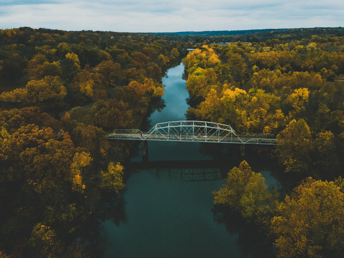 FallfortheOzark's tweet photo. We are blessed with beautiful fall foliage in the Ozarks, where’s your favorite place to check out the beautiful colors of the season? 

Photos Courtesy of Daniel Courtney

#FallForTheOzarks #Fallidays #Ozarks #Missouri https://t.co/oehjCZXb6T