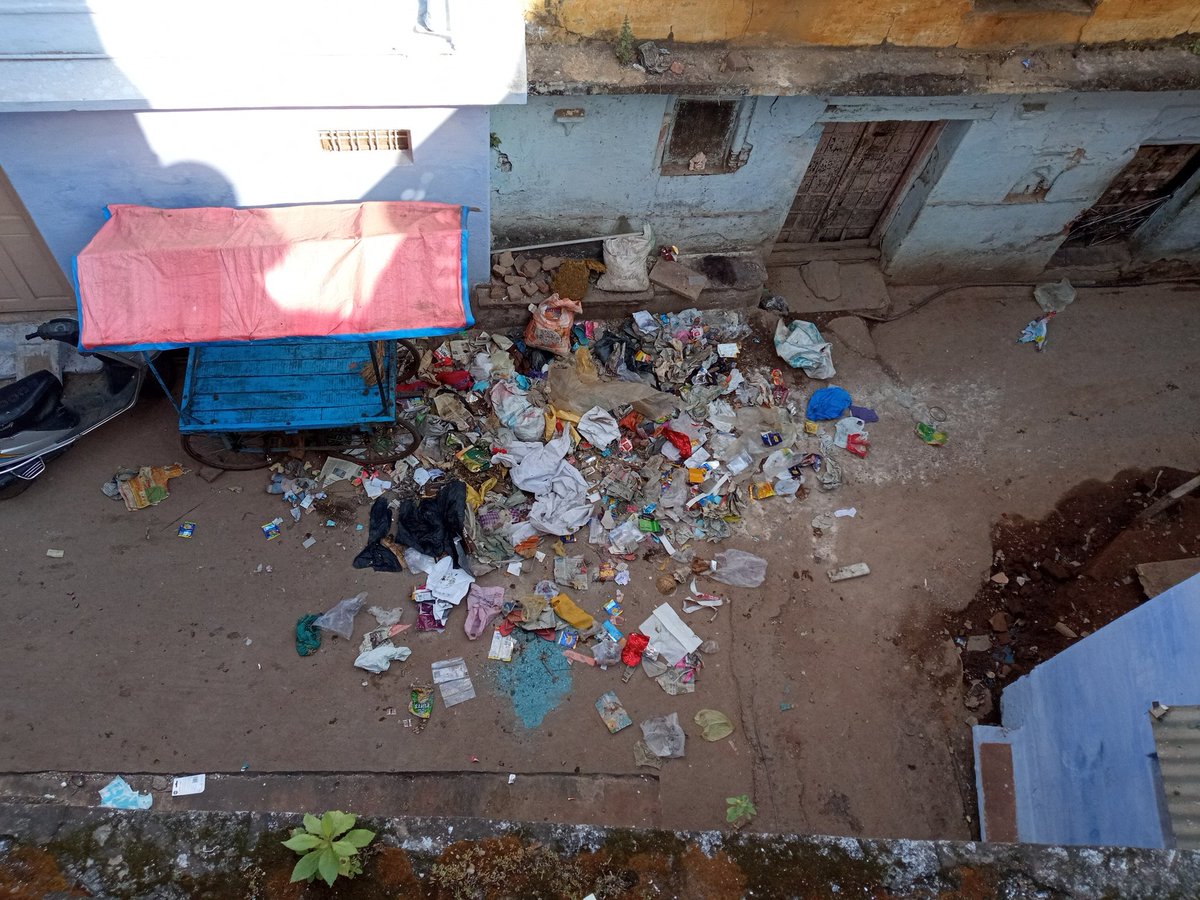 HimanshiModi6's tweet photo. Ye hai chakraghat ward sagar ka har roj ka drshya, swaksh sagar,yha par koi saf sfai ni h naa hi yha par koi Dustbin ki facility hai, roz subh s sham tk esi hi gandgi pae jati,kripya kar iske khilaf action le. Singhai jain mandir k phle chakraghat,swach sagar
#SwachhBharatAbhiyan https://t.co/JvsOoQ7yBh