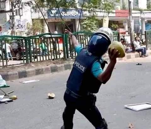2001_mahdy's tweet photo. তৃষ্ণার্ত আন্দোলনকারীদের ডাব দিচ্ছেন এক মানবিক পুলিশ.. 
মানবতার জয় হোক❤️ https://t.co/fhdmp2UBTh