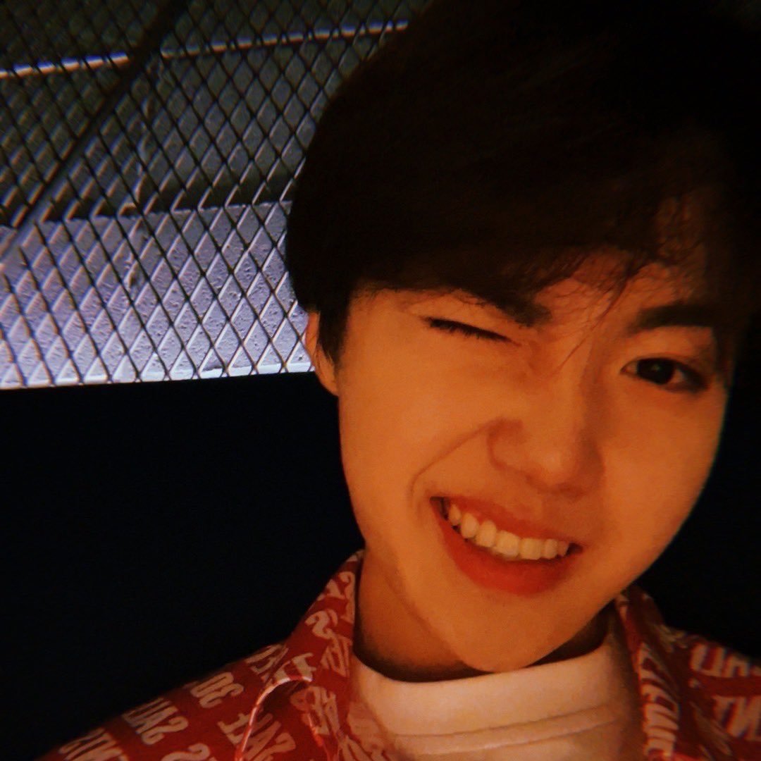 T0X1CJMS's tweet photo. tamo combinando? não. mas o que importa é que somos lindos e é isso

#WSSD #WfSelcaDay #WebFans @enjerudasuto https://t.co/oU7xU638vA