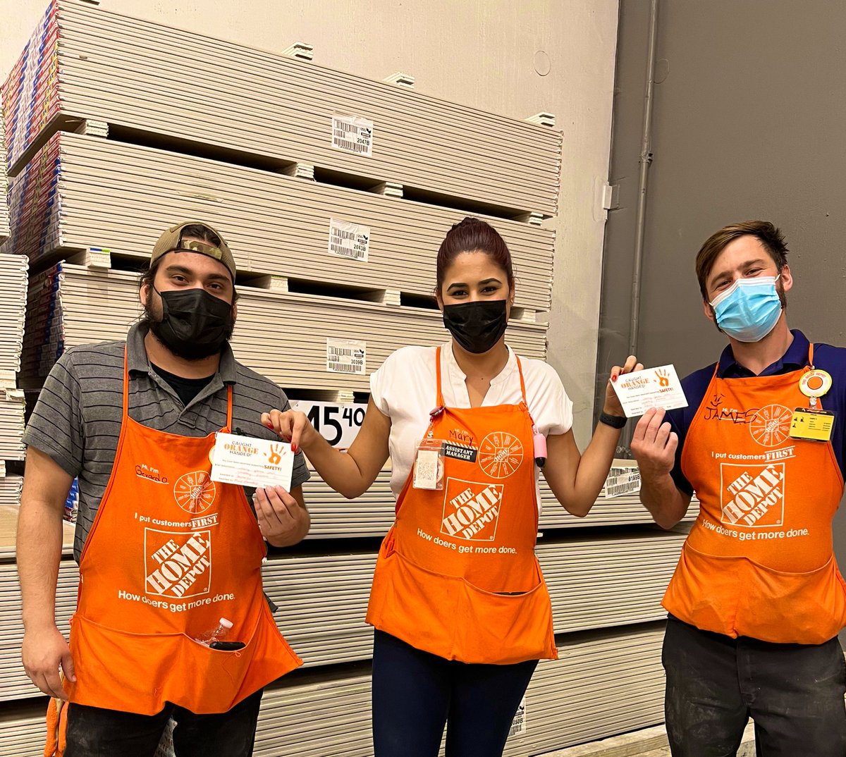 Lcoriano6471's tweet photo. 👀 SAFETY FIRST 👏🏻☝️🥇
Here our Ops Manager Mary Recognizing James and Gerardo #orangelife #SafetyFirst #Team6302 #safetyculture #orangehand @SrigaliVargas @CristinaHD6355 @MariolysHernan5 @ANGELAS48574020 https://t.co/W5RW2y8xpp