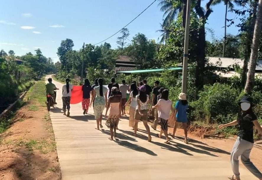 Phu_twt_mm's tweet photo. Revolutionary students in #Launglone tsp staged the protest and show thier strong defiance to evil military dictatorship.
#Oct28Coup
#HelpMyanmarIDPs
#WhatsHappeningInMyanmar https://t.co/bHgIMZ54XH