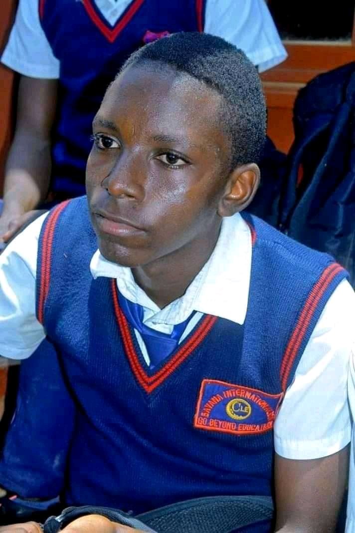 Je ne pouvais peut-être jamais vous rencontrer mais grace à Twitter je vous connais déjà et vous êtes déja ma famille,
vous me recadrez quand il le faut et m'encouragez quand il se doit, merci d'être venu dans ma vie.
Je n'ai rien de plus grand pour vous remercier.
Merci à tous