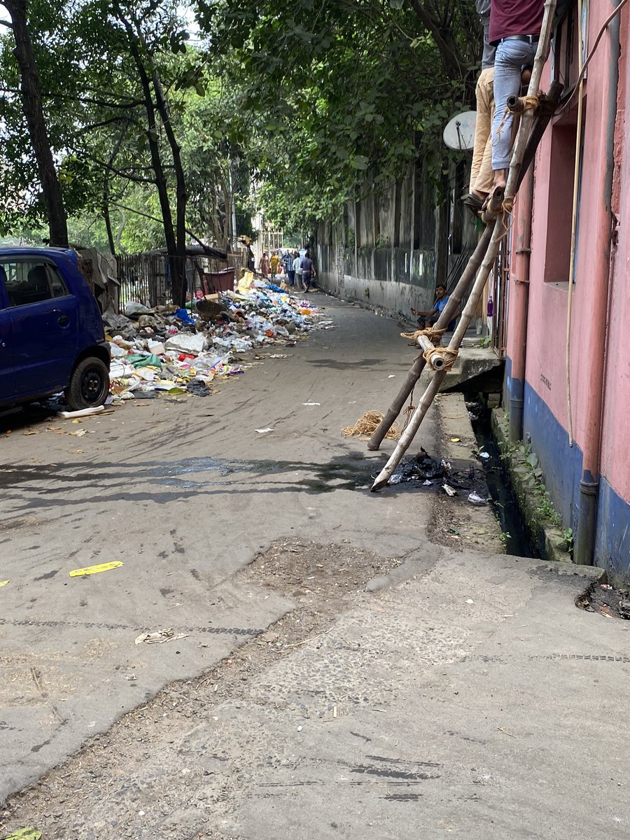 its_arihant's tweet photo. Just see the surrounding of the pond, local municipality not taking care, no cleaning, no hygiene nothing…location: Abhay guha road, Liluah @HowrahMunicipal @MamataOfficial #howrahmuncipality #MamataBanerjee #hygiene https://t.co/m1sG1r7nPD