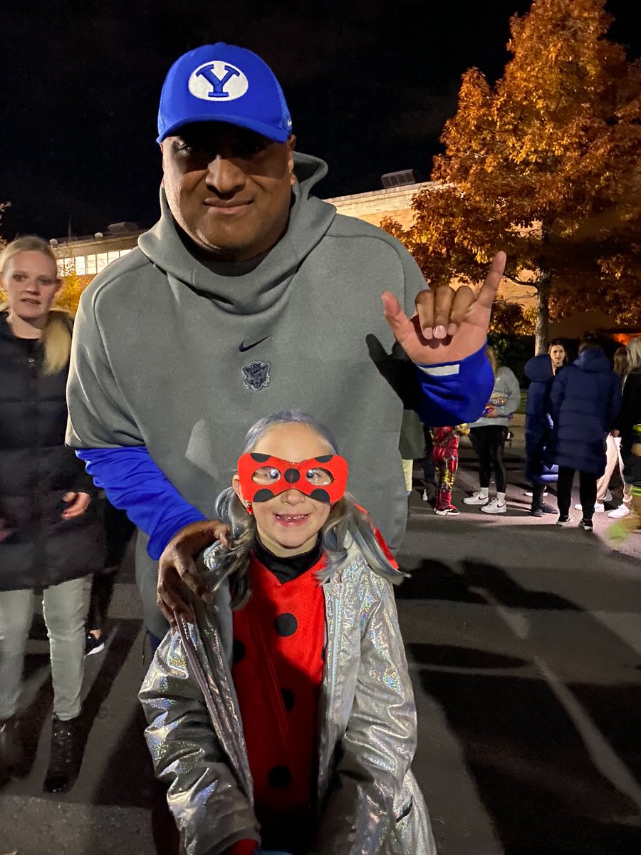 atrainer911's tweet photo. Fun to get pictures of your daughter when traveling! Sad I couldn't be there, but Glad she enjoyed the #BYUtrunkortreat @kalanifsitake @BYUCougars thank you!  @BYUTFXC #ladybug #smileymiley https://t.co/Z1aMKwezuD