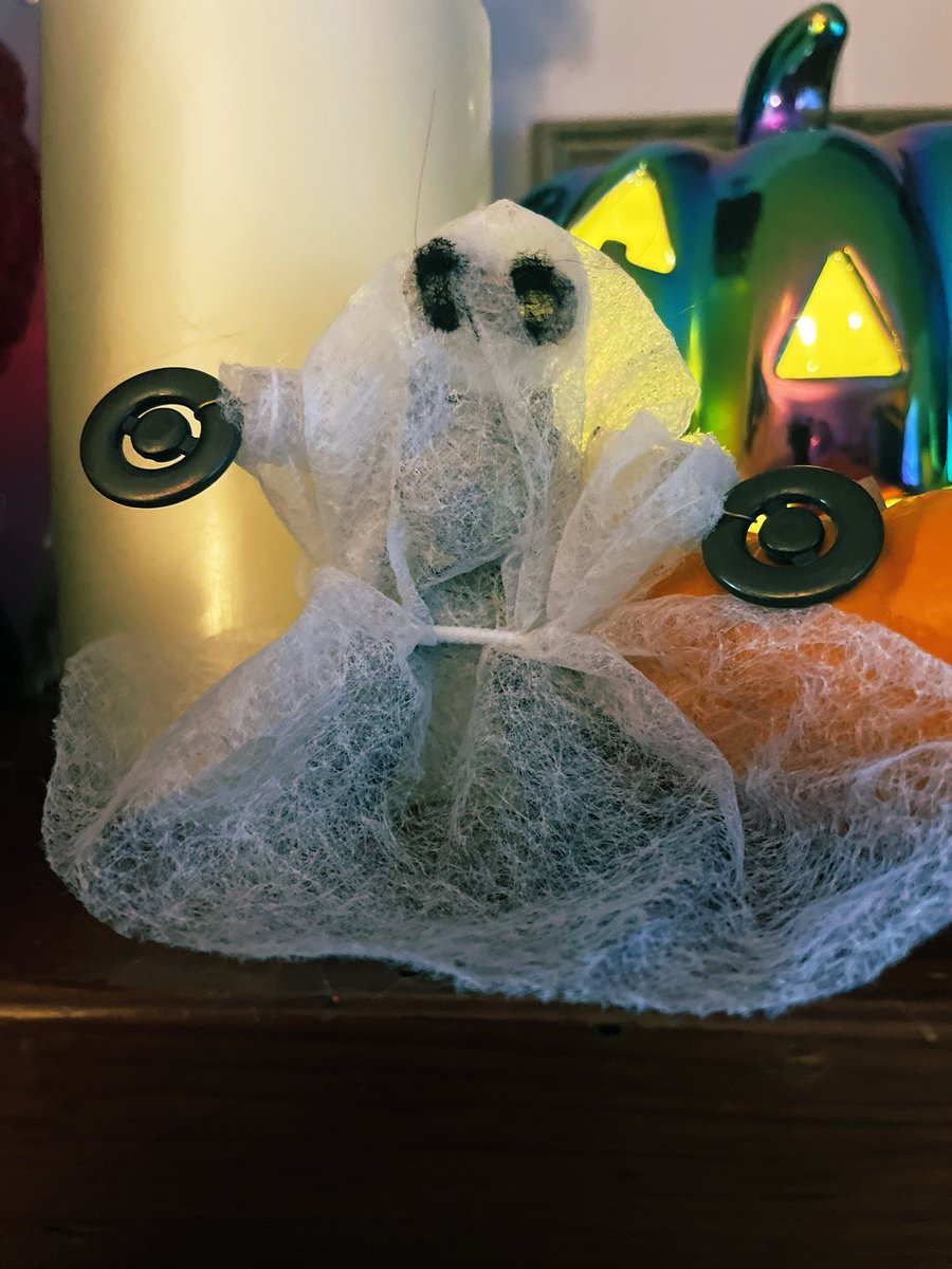 Kelliwyrm's tweet photo. #gish #halloweird @Stands My robot friend got a spooky costume https://t.co/ppUhSV1XPr