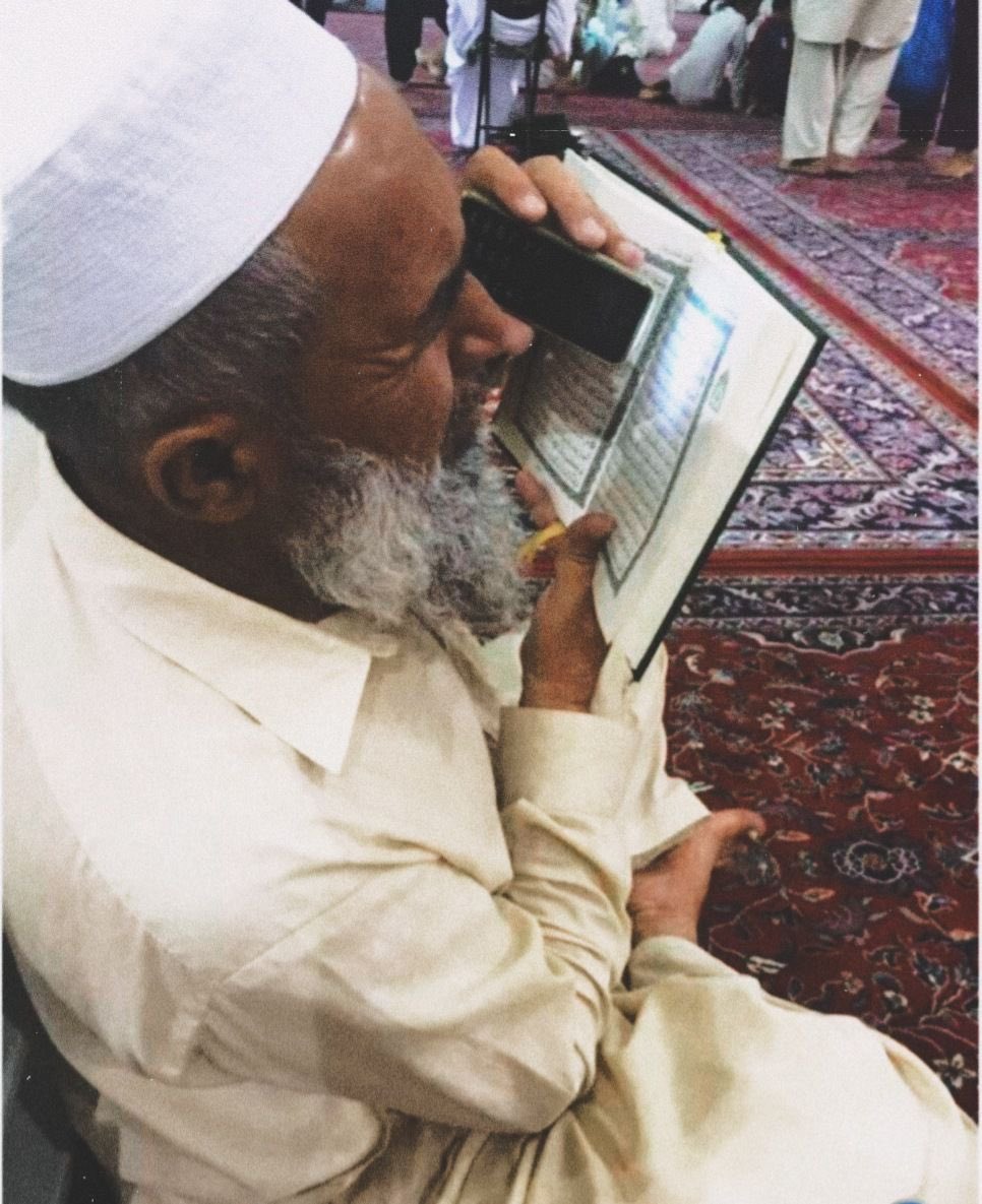 Arabiclit's tweet photo. يتلو كتابَ اللهِ دونَ ملالةٍ
وبنِصفِ عينٍ بالتِّلاوةِ ينظرُ

والشَّيبُ أوهنَ عَظمَهُ فعُيونُهُ
محجوبةٌ إن لم يُعِنهُ المجهرُ

ما عُذرُ مَن نبذَ الكتابَ وراءَهُ
لم يَتلُهُ وهو القويُّ المُبصِرُ 

فاغْنَمْ شبابَكَ وادِّخِرْهُ فربما
بعد المشيبِ عن العبادةِ تقصرُ

ماجد الشيبة https://t.co/OzdhkwkAHc